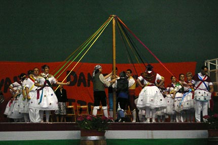 foto bailando el árbol de albelda