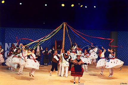foto bailando el árbol de albelda