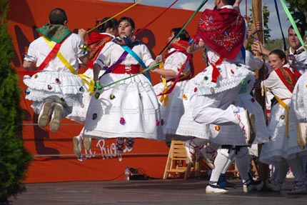 foto bailando el árbol de albelda