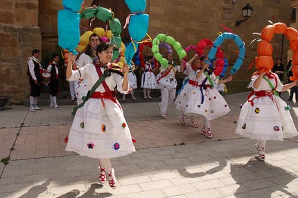 foto bailando los Arcos de San Asensio