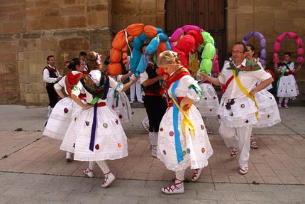 foto bailando los Arcos de San Asensio