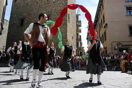 foto bailando los Arcos de Calahorra