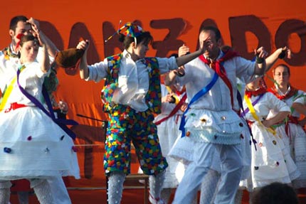 foto bailando la Contradanza de Briones