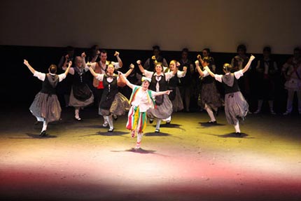 foto bailando la Contradanza de Briones