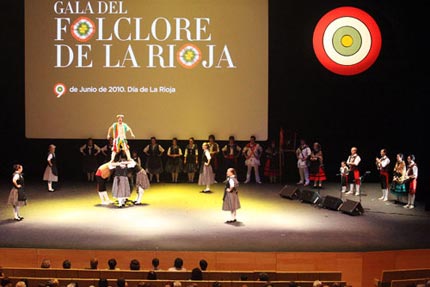 foto bailando la Contradanza de Briones