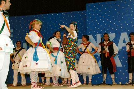 foto bailando la Contradanza de Briones