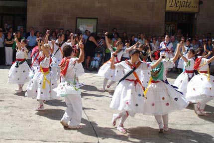 bailando la danza de Albelda