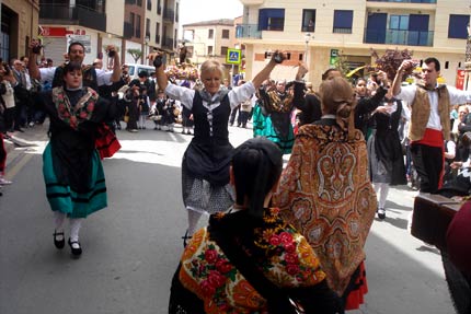 bailando la danza de Albelda