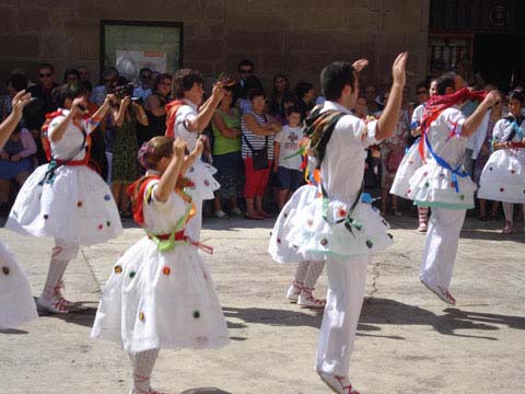 bailando la danza de Albelda
