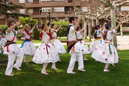 foto bailando la danza de Logroño