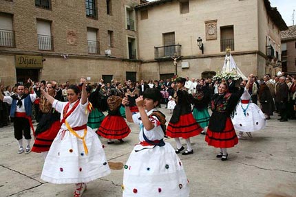 fotos bailando la jota de Logroño