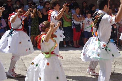 foto bailando la jota Virgen Blanca de Ventosa