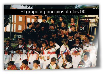 Foto del grupo de danzas Virgen de la Antigua a principios de los 90.