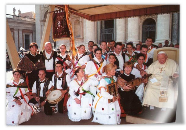 Foto del grupo de danzas Virgen de la Antigua junto a Juan Pablo II en Roma.